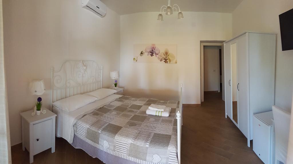 Bed And Breakfast La Corte Degli Ulivi Civitavecchia Habitación foto