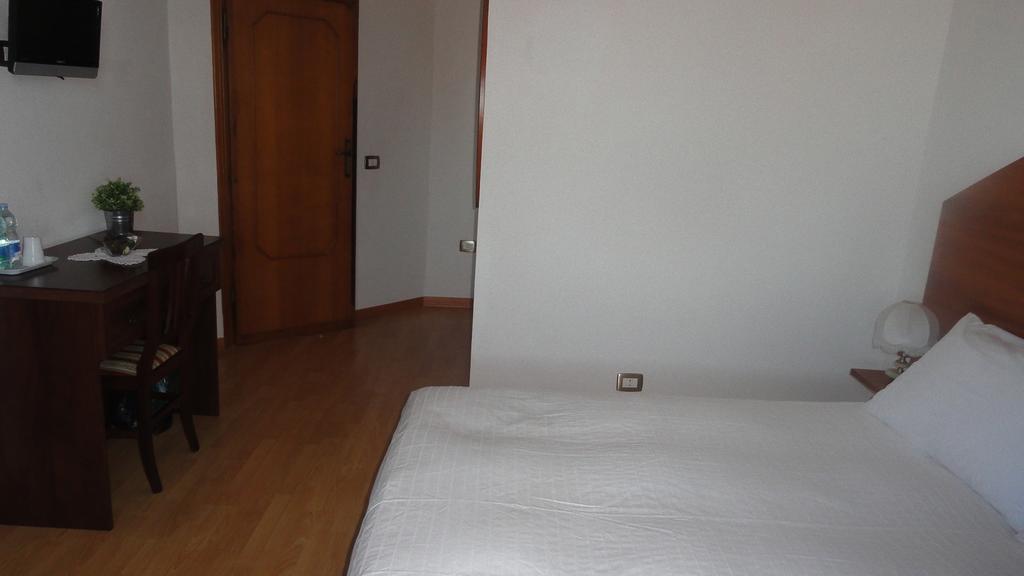 Bed And Breakfast La Corte Degli Ulivi Civitavecchia Habitación foto