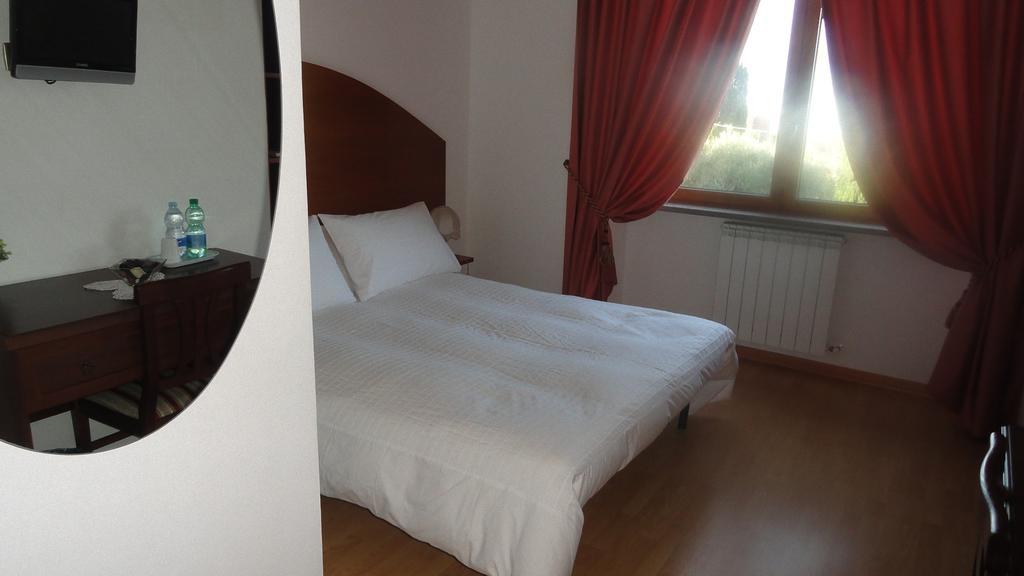 Bed And Breakfast La Corte Degli Ulivi Civitavecchia Habitación foto